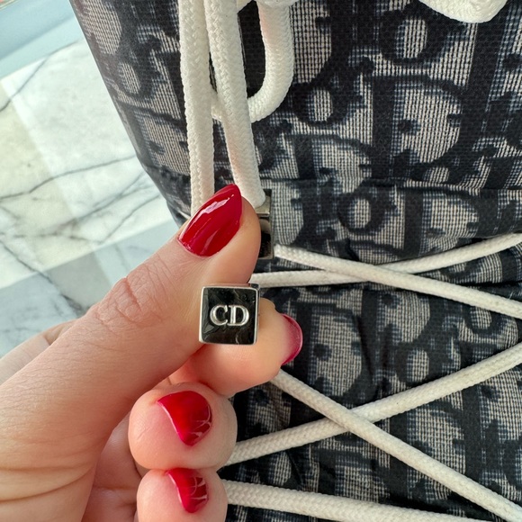 CHRISTIAN DIOR WHITE/DENIM BLUE/NAVY MOON BOOT SIZE RANGE 41-43 (I am a size 9) - Picture 5 of 7